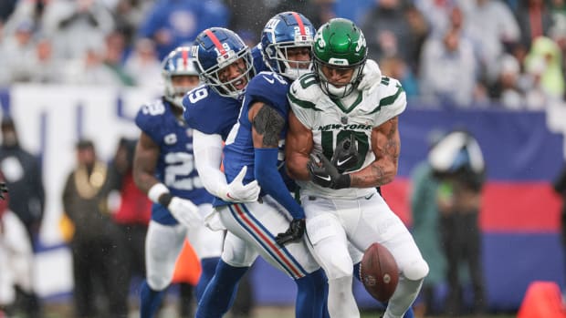 Jets' WR Allen Lazard (10) fails to hold on to a pass